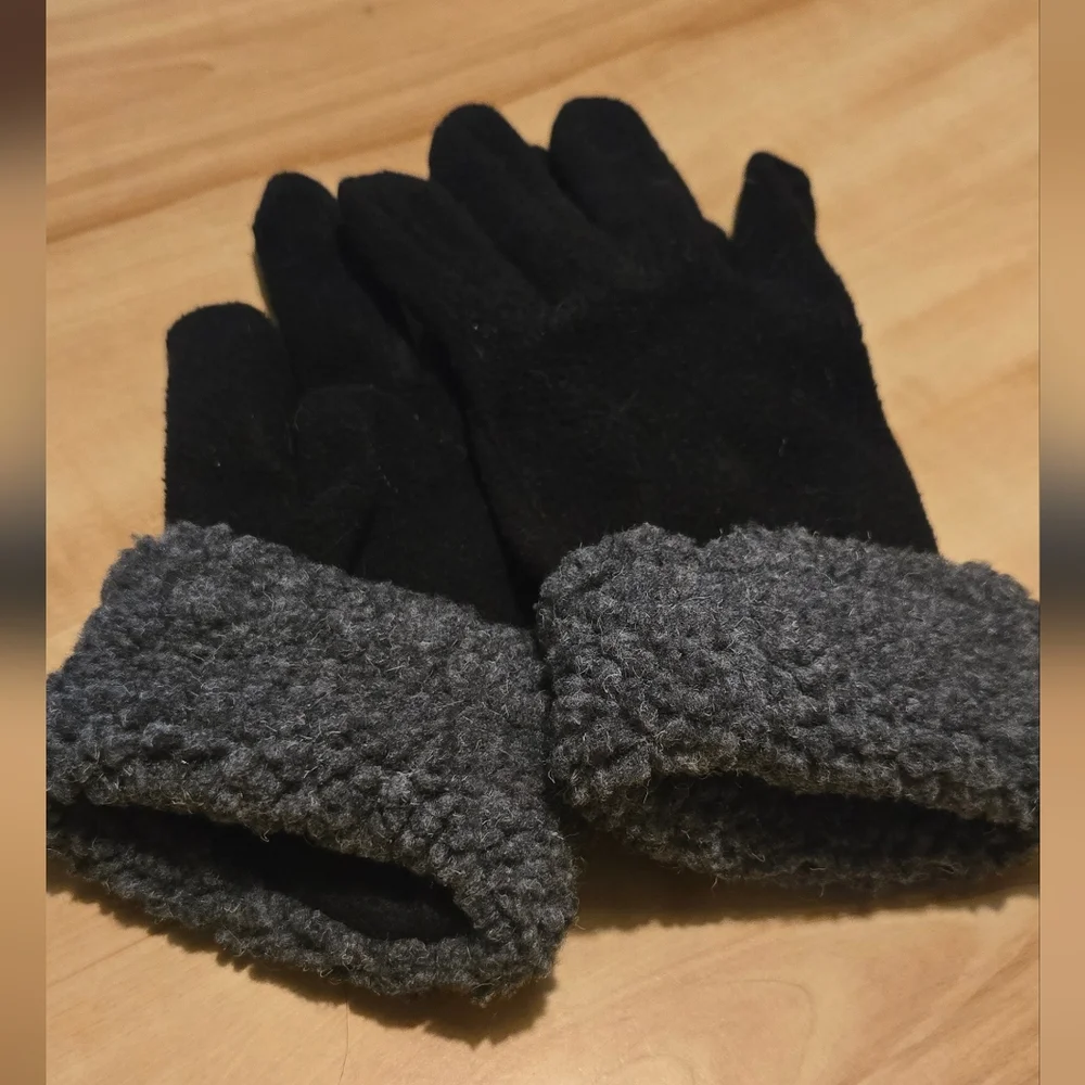 Cozy Black and Gray Winter Gloves